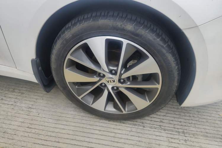 Used Kia K5 2016 2.0L Automatic LUX Right Front Wheel Hub