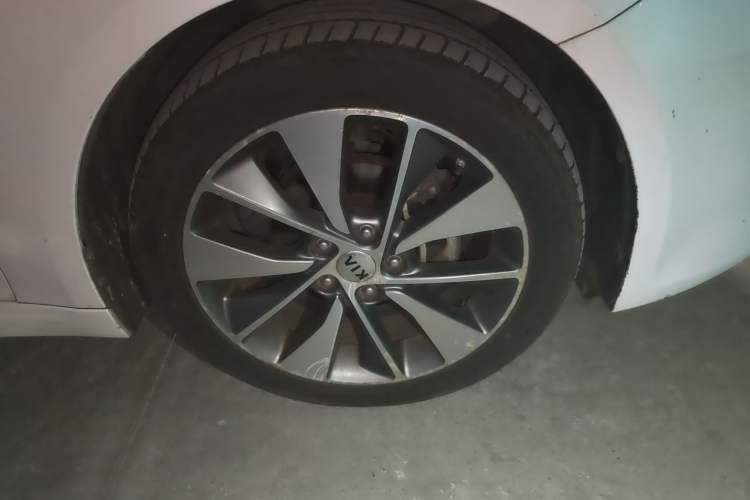 Used Kia K5 2016 2.0L Automatic LUX Right Front Wheel Hub
