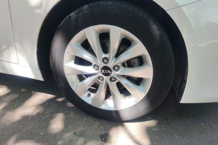 Used Kia K5 2016 1.6T Automatic LUX Right Front Wheel Hub