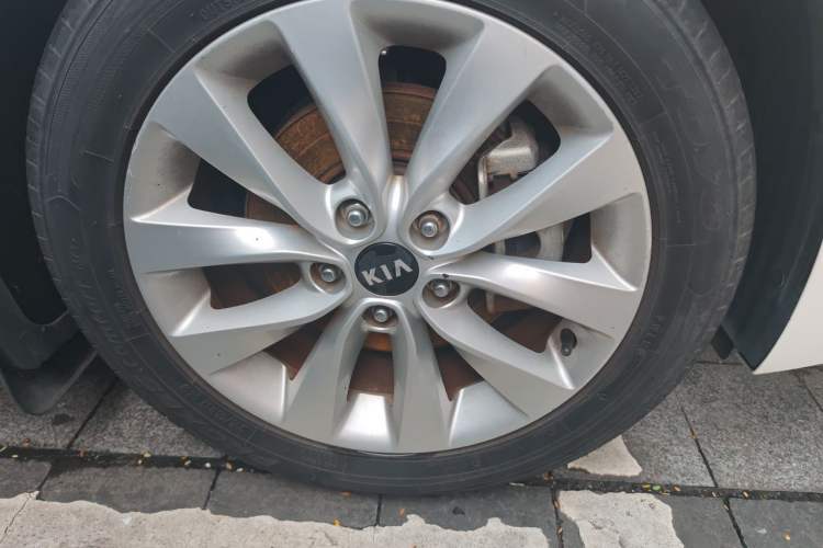 Used Kia K5 2016 1.6T Automatic LUX Right Front Wheel Hub