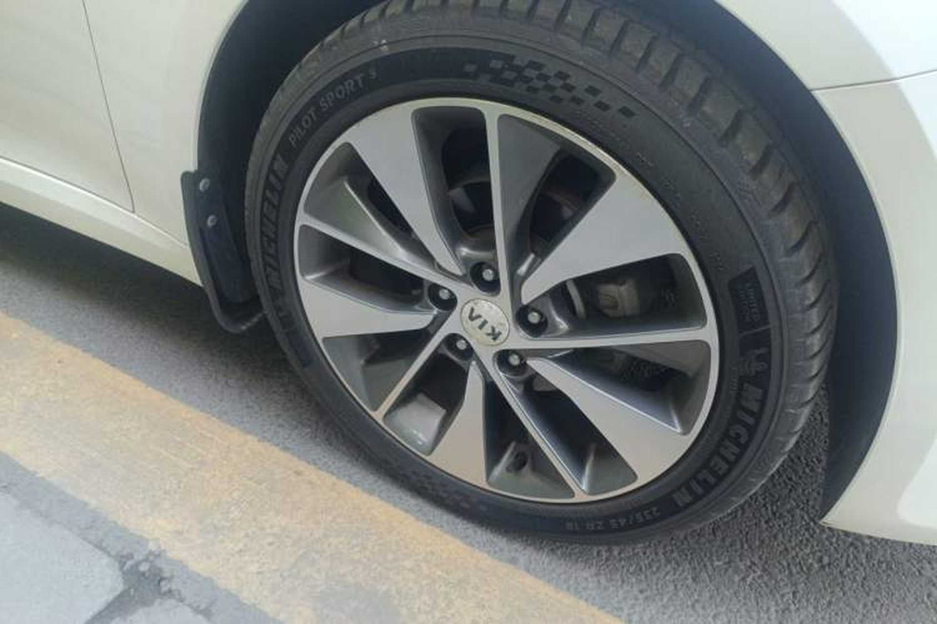 Used Kia K5 2016 2.0L Automatic LUX Right Front Wheel Hub