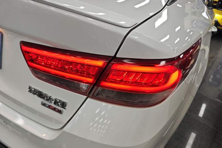 Used Kia K5 2016 1.6T Automatic LUX Right Rear Taillight
