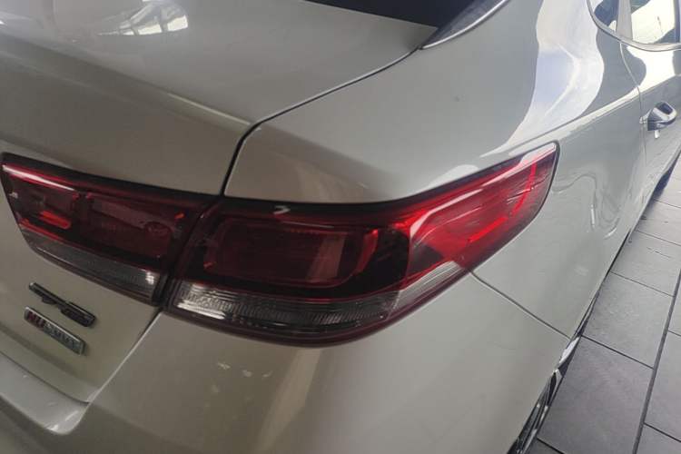 Used Kia K5 2016 2.0L Automatic LUX Right Rear Taillight