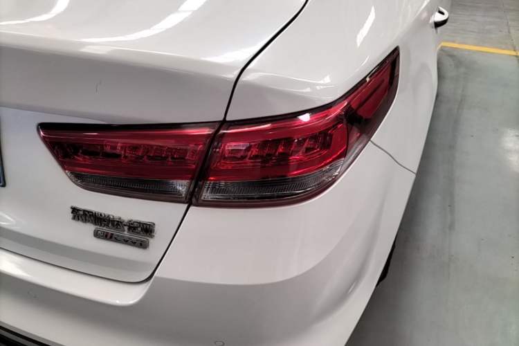 Used Kia K5 2016 2.0L Automatic LUX Right Rear Taillight