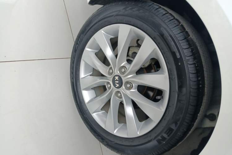 Used Kia K5 2016 2.0L Automatic GLS Right Rear Wheel Hub