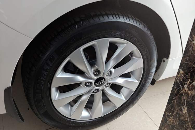 Used Kia K5 2016 1.6T Automatic LUX Right Rear Wheel Hub