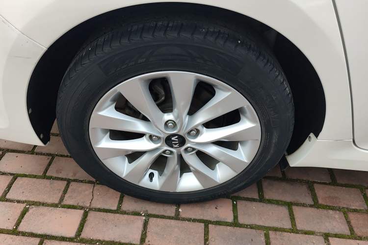 Used Kia K5 2016 1.6T Automatic GLS Right Rear Wheel Hub