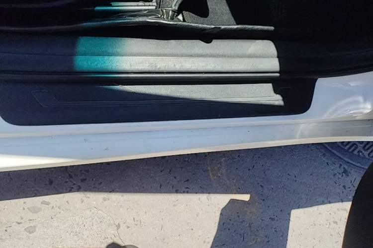 Used Kia K5 2016 1.6T Automatic LUX Right Side Sill