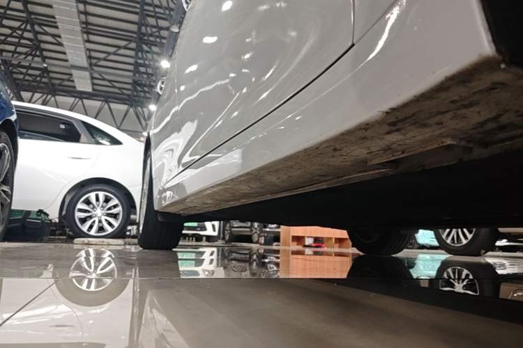 Used Kia K5 2016 1.6T Automatic LUX Right Side Sill