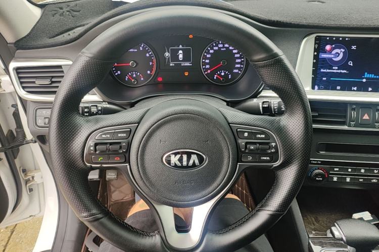 Used Kia K5 2016 2.0L Automatic GLS Steering Wheel