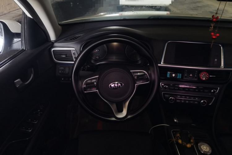 Used Kia K5 2016 2.0L Hybrid GLS Steering Wheel