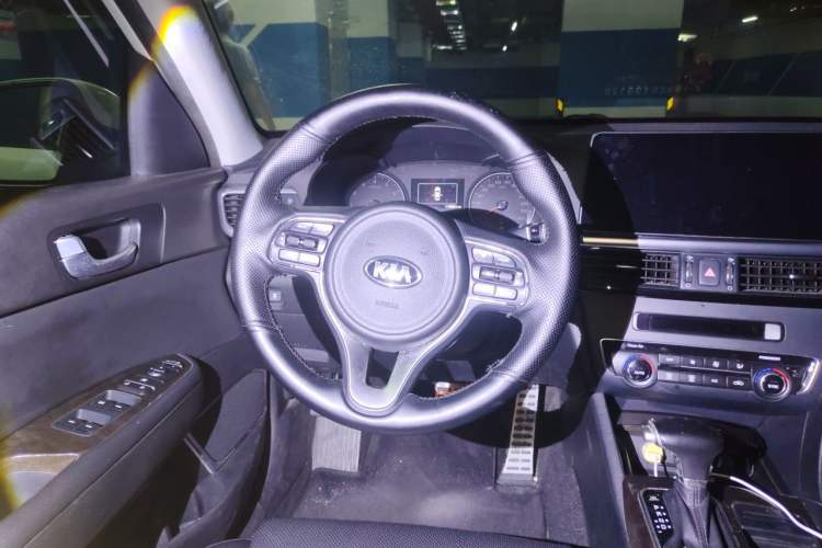 Used Kia K5 2016 2.0L Automatic LUX Steering Wheel