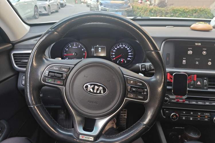 Used Kia K5 2016 1.6T Automatic LUX Steering Wheel