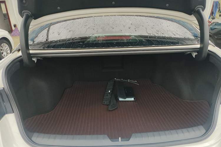 Used Kia K5 2016 2.0L Automatic GLS Trunk