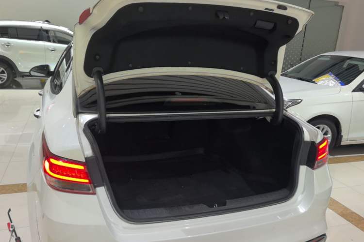 Used Kia K5 2016 1.6T Automatic LUX Trunk
