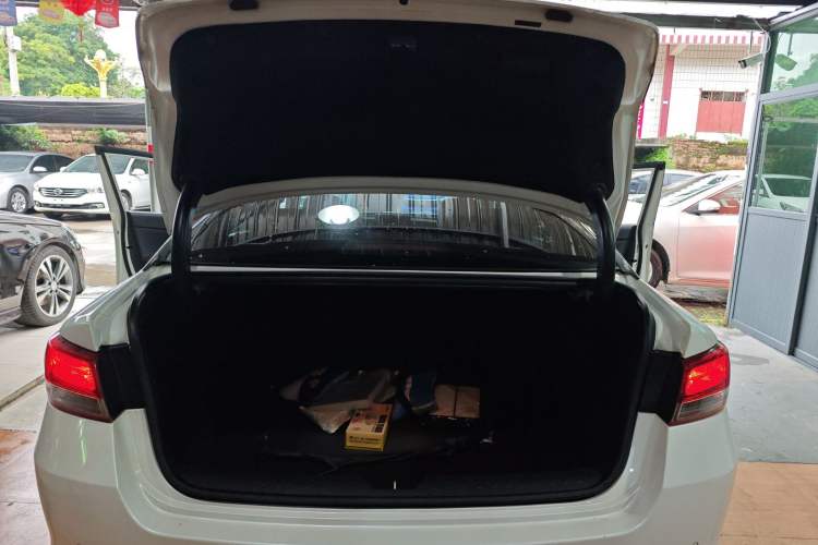 Used Kia K5 2016 2.0L Automatic GLS Trunk