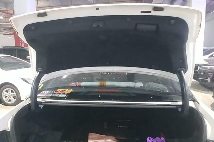 Used Kia K5 2016 1.6T Automatic LUX Trunk