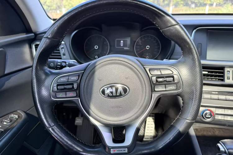 Used Kia K5 2016 1.6T Automatic LUX Interior 10