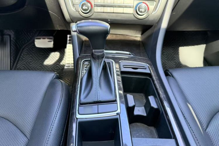 Used Kia K5 2016 1.6T Automatic LUX Interior 11