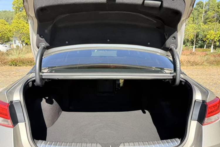 Used Kia K5 2016 1.6T Automatic LUX Interior 12