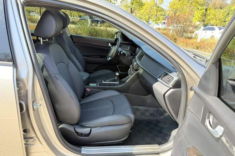 Used Kia K5 2016 1.6T Automatic LUX Interior 8