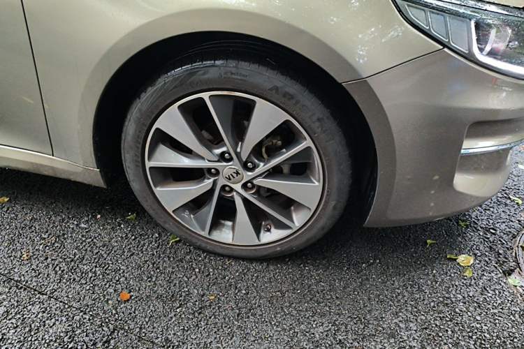 Used Kia K5 2016 2.0L Automatic LUX Right Front Wheel Hub