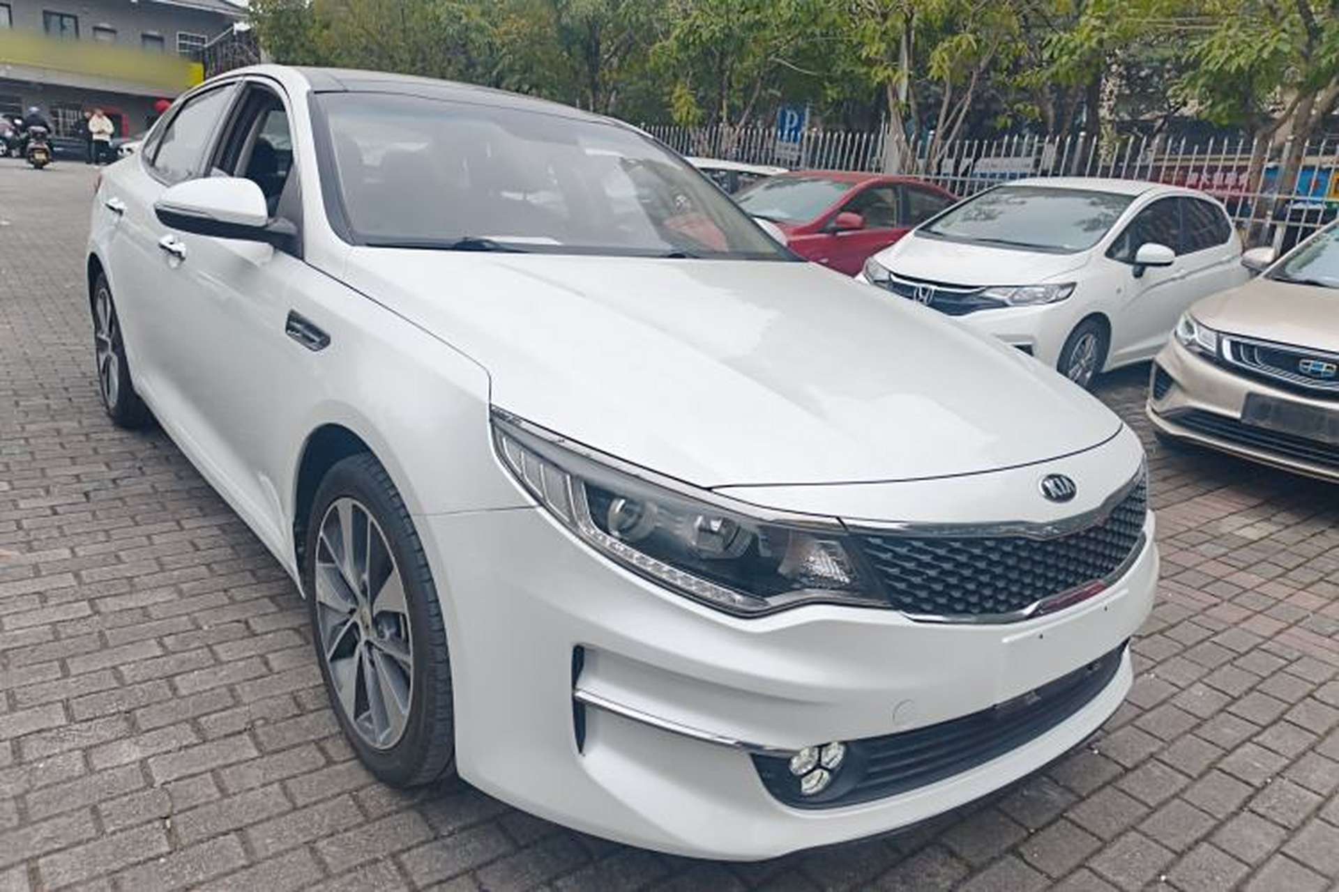 Used Kia K5 2017 2.0L Automatic 15th Anniversary Special Edition LUX Front Right 45 Deg