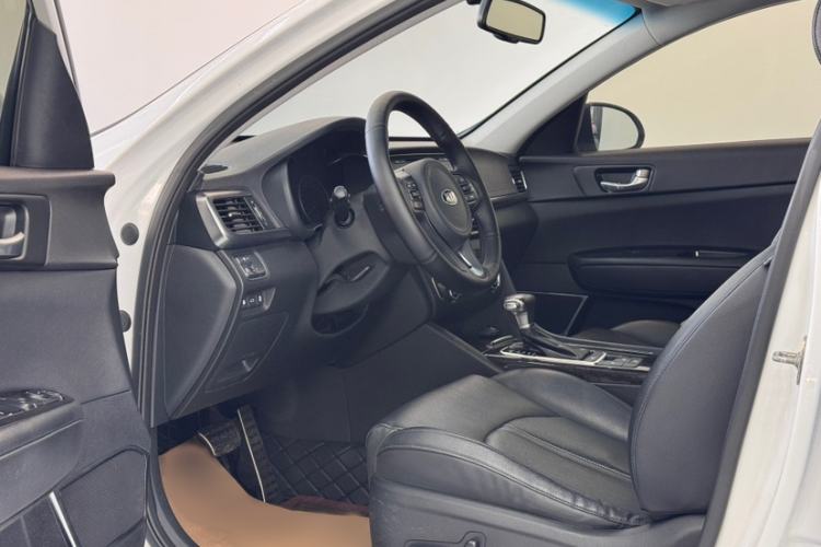 Used Kia K5 2017 2.0L Automatic 15th Anniversary Special Edition LUX Interior 4