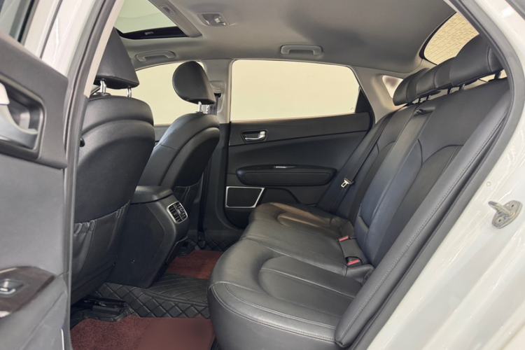 Used Kia K5 2017 2.0L Automatic 15th Anniversary Special Edition LUX Interior 5