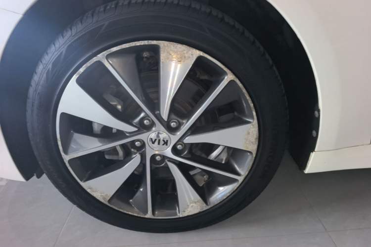 Used Kia K5 2017 2.0L Automatic 15th Anniversary Special Edition LUX Left Front Wheel Hub
