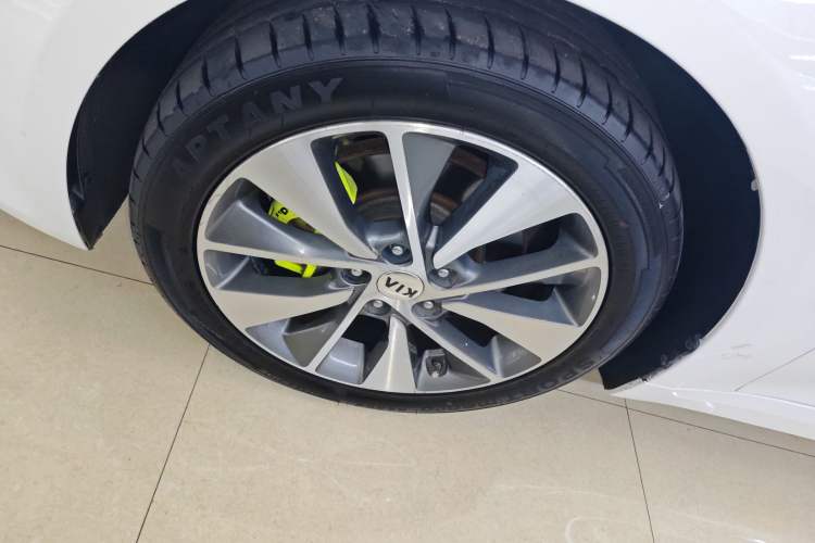 Used Kia K5 2017 2.0L Automatic 15th Anniversary Special Edition LUX Left Front Wheel Hub