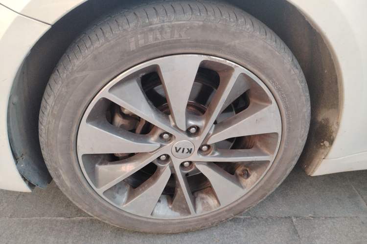 Used Kia K5 2017 2.0L Automatic 15th Anniversary Special Edition LUX Left Front Wheel Hub