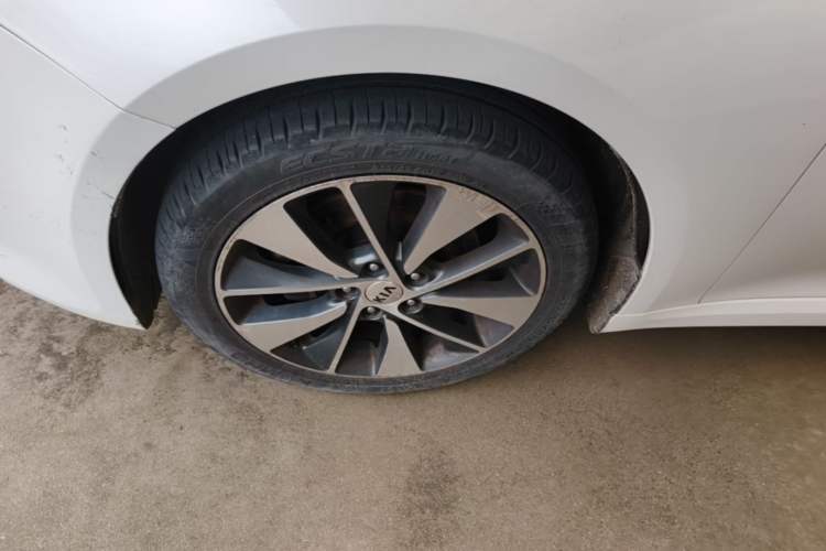 Used Kia K5 2017 2.0L Automatic 15th Anniversary Special Edition LUX Left Front Wheel Hub