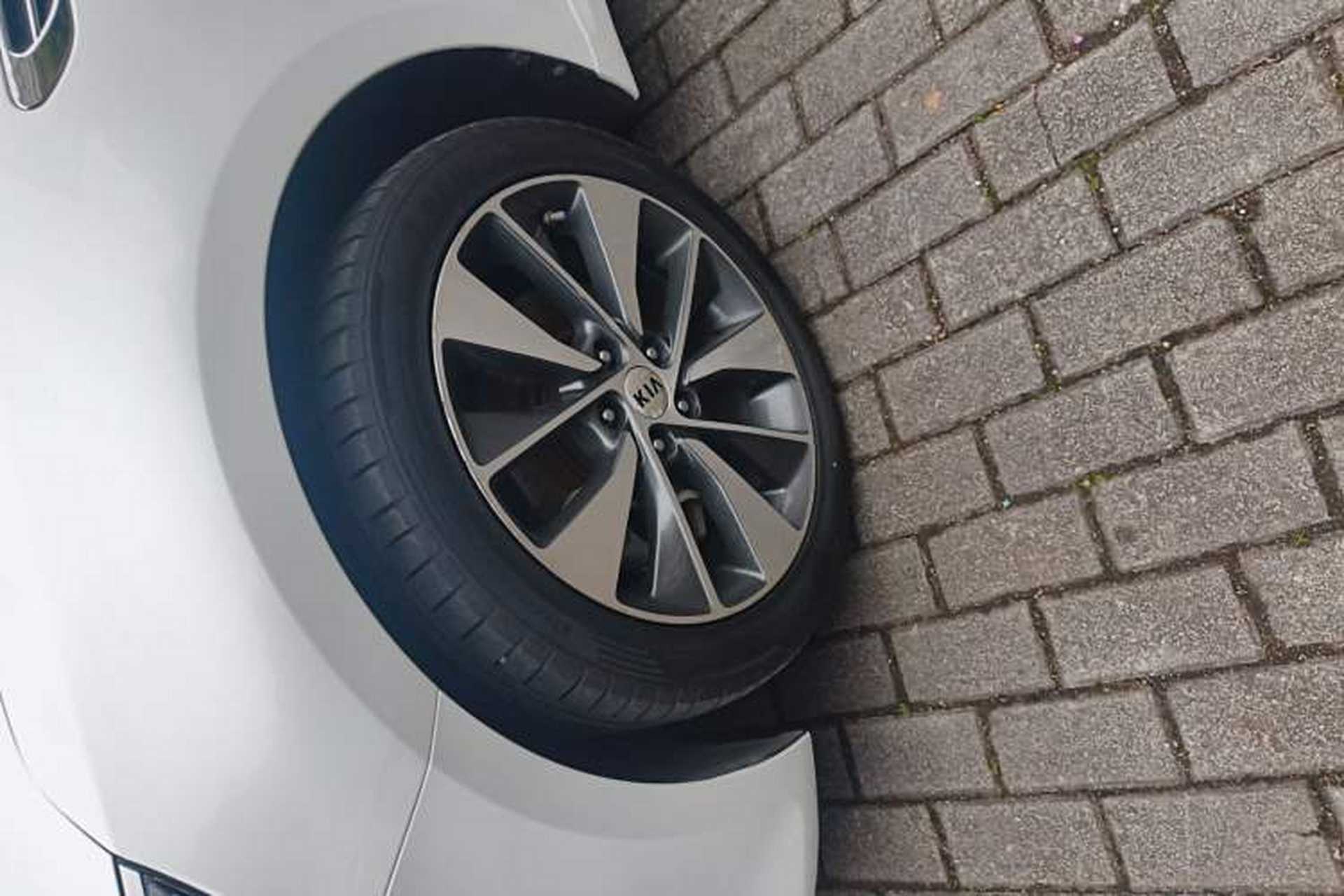 Used Kia K5 2017 2.0L Automatic 15th Anniversary Special Edition LUX Left Front Wheel Hub