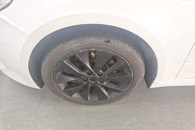 Used Kia K5 2017 2.0L Automatic 15th Anniversary Special Edition LUX Left Front Wheel Hub