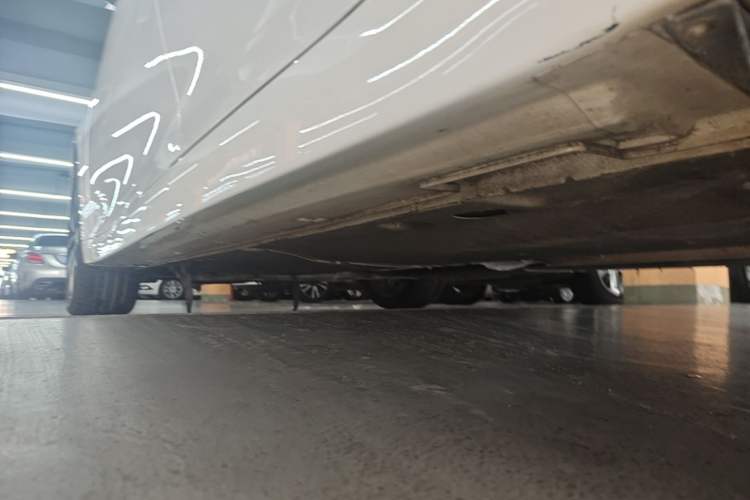 Used Kia K5 2017 2.0L Automatic 15th Anniversary Special Edition LUX Left Side Sill
