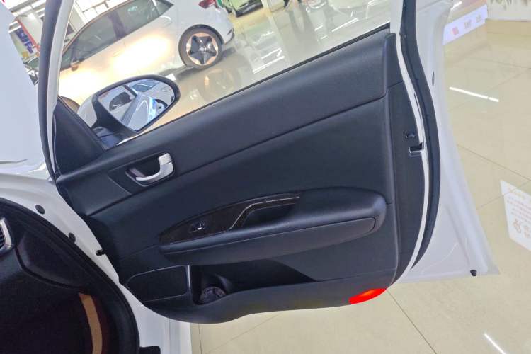 Used Kia K5 2017 2.0L Automatic 15th Anniversary Special Edition LUX Right Front Door Interior