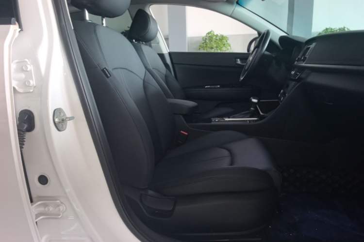 Used Kia K5 2017 2.0L Automatic 15th Anniversary Special Edition LUX Right Front Seat