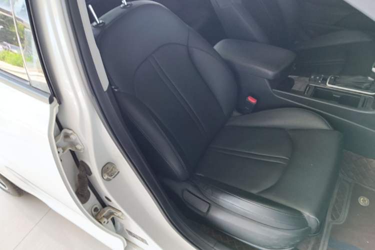 Used Kia K5 2017 2.0L Automatic 15th Anniversary Special Edition LUX Right Front Seat