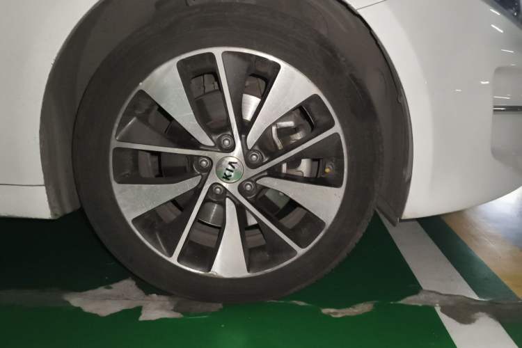 Used Kia K5 2017 2.0L Automatic 15th Anniversary Special Edition LUX Right Front Wheel Hub