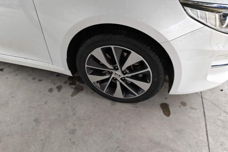 Used Kia K5 2017 2.0L Automatic 15th Anniversary Special Edition LUX Right Front Wheel Hub