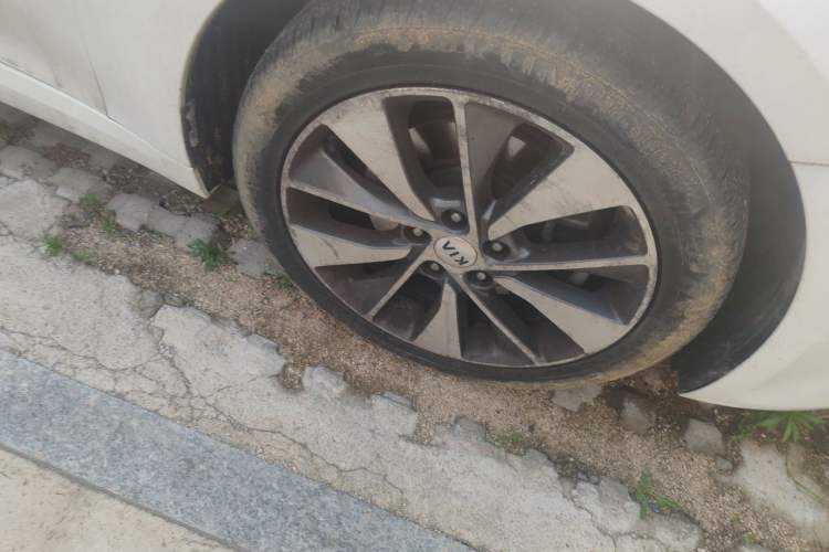 Used Kia K5 2017 2.0L Automatic 15th Anniversary Special Edition LUX Right Front Wheel Hub