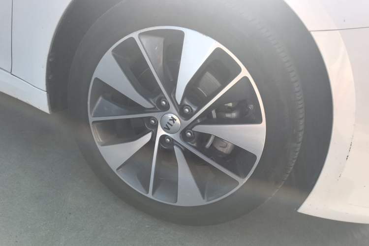 Used Kia K5 2017 2.0L Automatic 15th Anniversary Special Edition LUX Right Front Wheel Hub