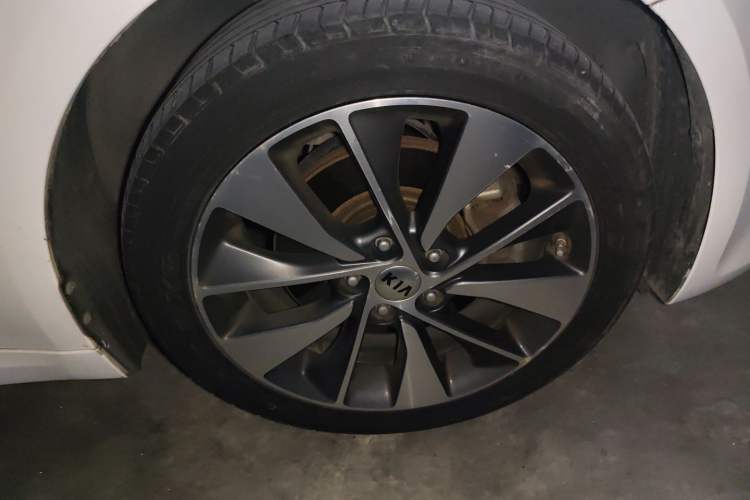 Used Kia K5 2017 2.0L Automatic 15th Anniversary Special Edition LUX Right Front Wheel Hub