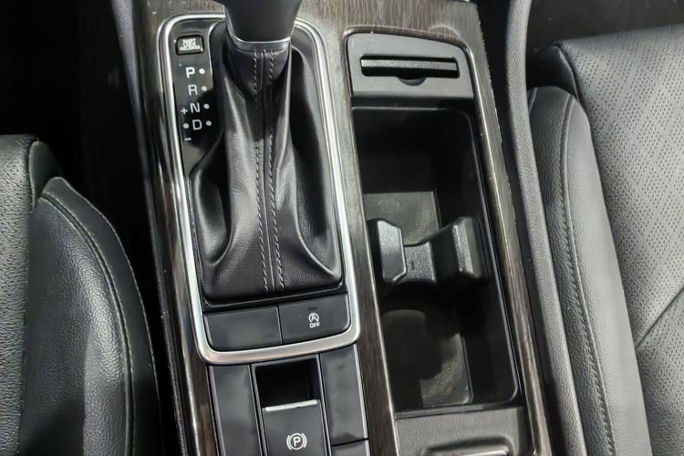 Used Kia K5 2019 Pro 2.0L Automatic Luxury Version China VI Standard Interior 4