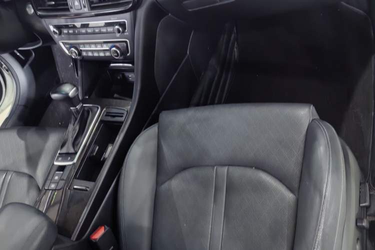 Used Kia K5 2019 Pro 2.0L Automatic Luxury Version China VI Standard Interior 7