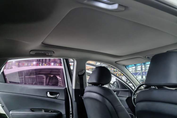 Used Kia K5 2019 Pro 2.0L Automatic Luxury Version China VI Standard Interior 8