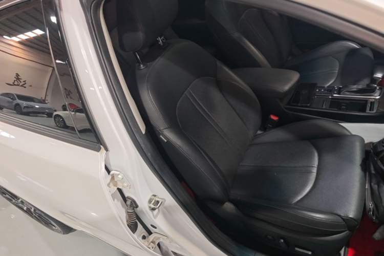 Used Kia K5 2019 Pro 2.0L Automatic Luxury Version China VI Standard Right Front Seat
