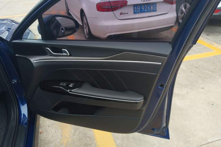 Used Kia K5 2020 270T CVVD Luxury Tech Edition Right Front Door Interior