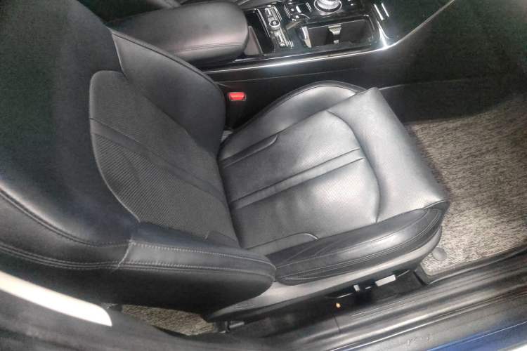 Used Kia K5 2020 270T CVVD Luxury Tech Edition Right Front Seat